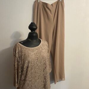Le Bos Taupe Lace 2-piece asymmetrical 3/4 sleeves pantsuit, size 18T